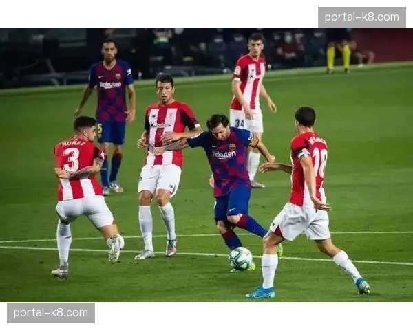 终场哨响，佛罗伦萨球员相拥庆祝跳出降级区