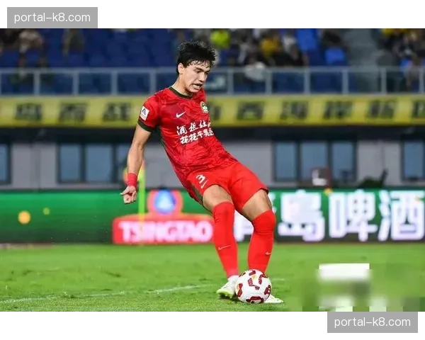 镜头特写：得知另一赛场比分后，保级队主帅的瞬间表情变化