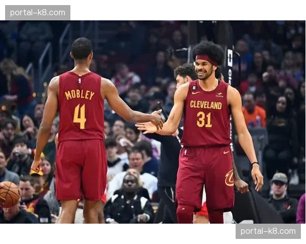 专家预测：季后赛首轮潜在对阵，骑士阿伦与莫布里的内线组合将考验任何对手的低位进攻